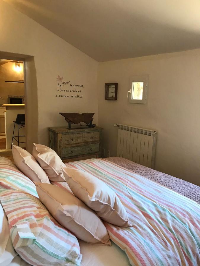 Les Gouts Et Les Couleurs Aparthotel Cucuron Exterior photo